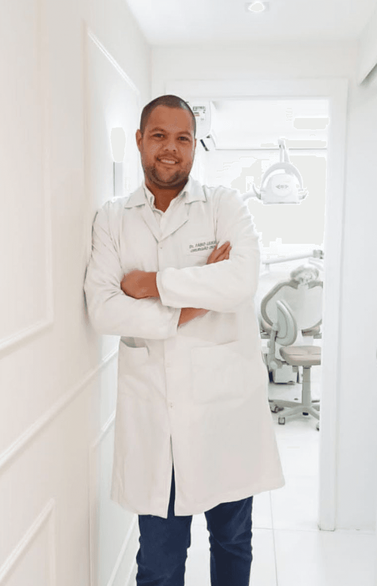 Retrato profissional de Dr. Fábio, da equipe LB Odontologia