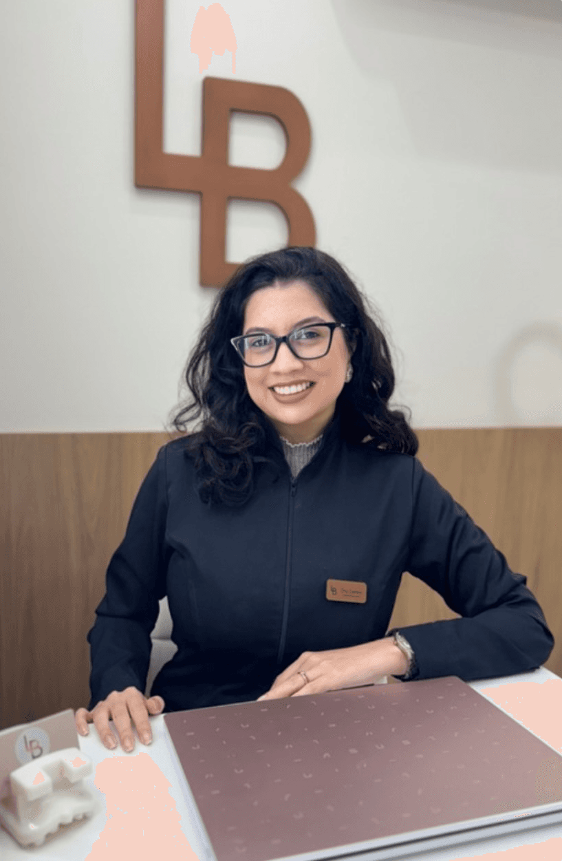 Retrato profissional de Dra. Larissa Santana, da equipe LB Odontologia