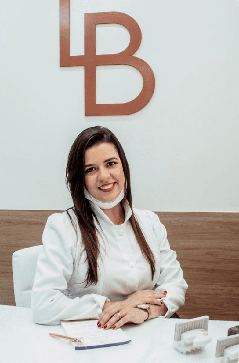 Retrato profissional de Dra. Larissa, da equipe LB Odontologia